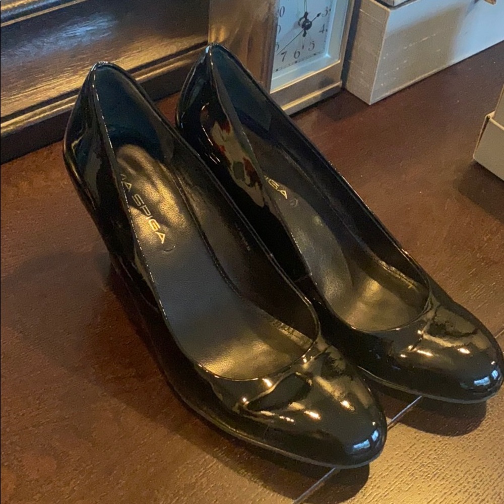 Via Spiga 7.5 black patent wedges